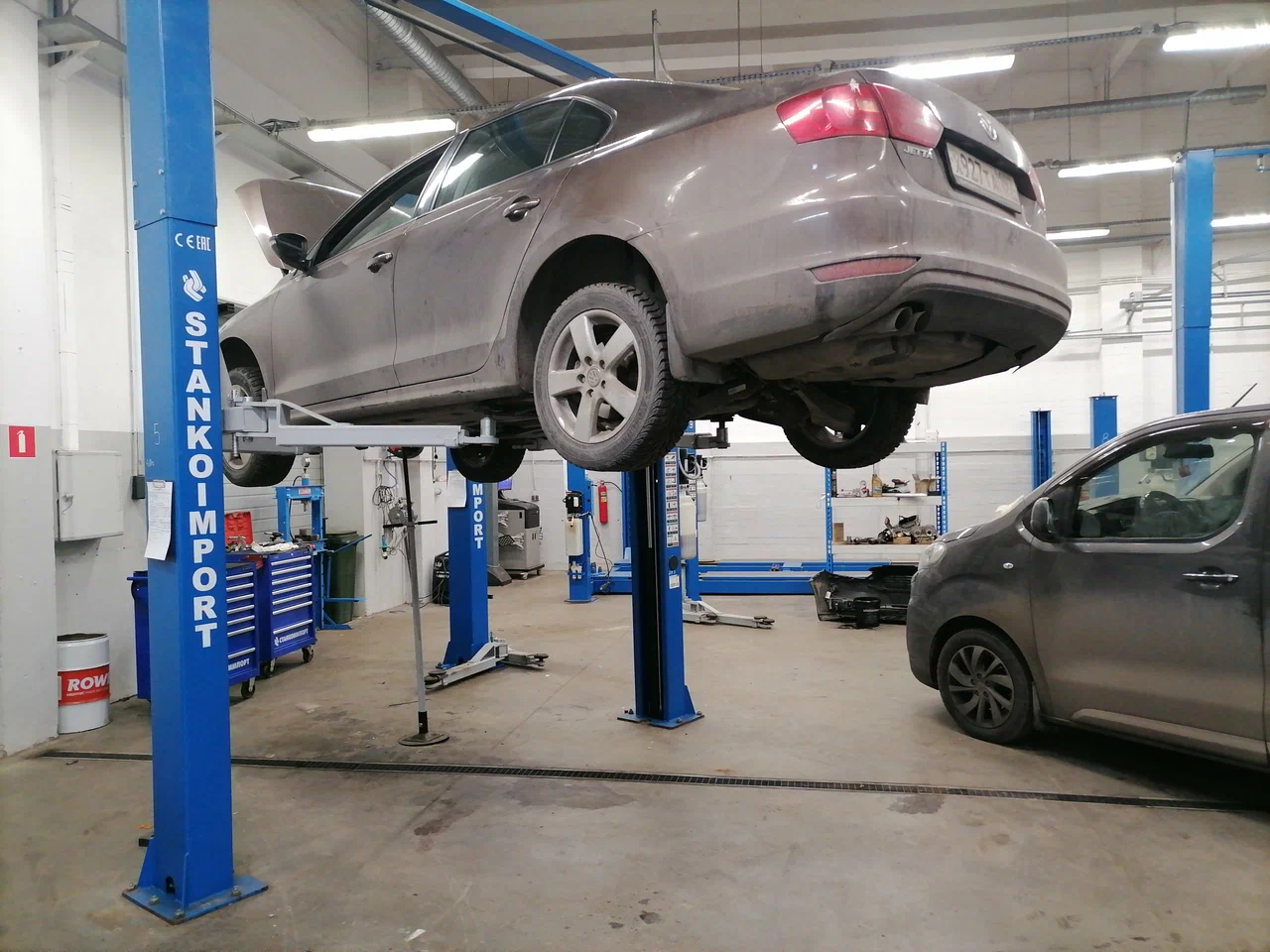 Фото автомобиля на подъемнике